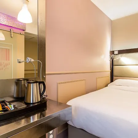 District Republique Hotel Parigi