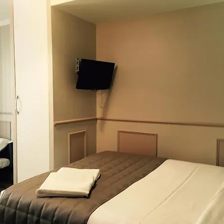 District Republique Hotel Parigi