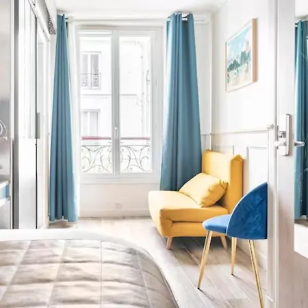 District Republique Hotel Parigi