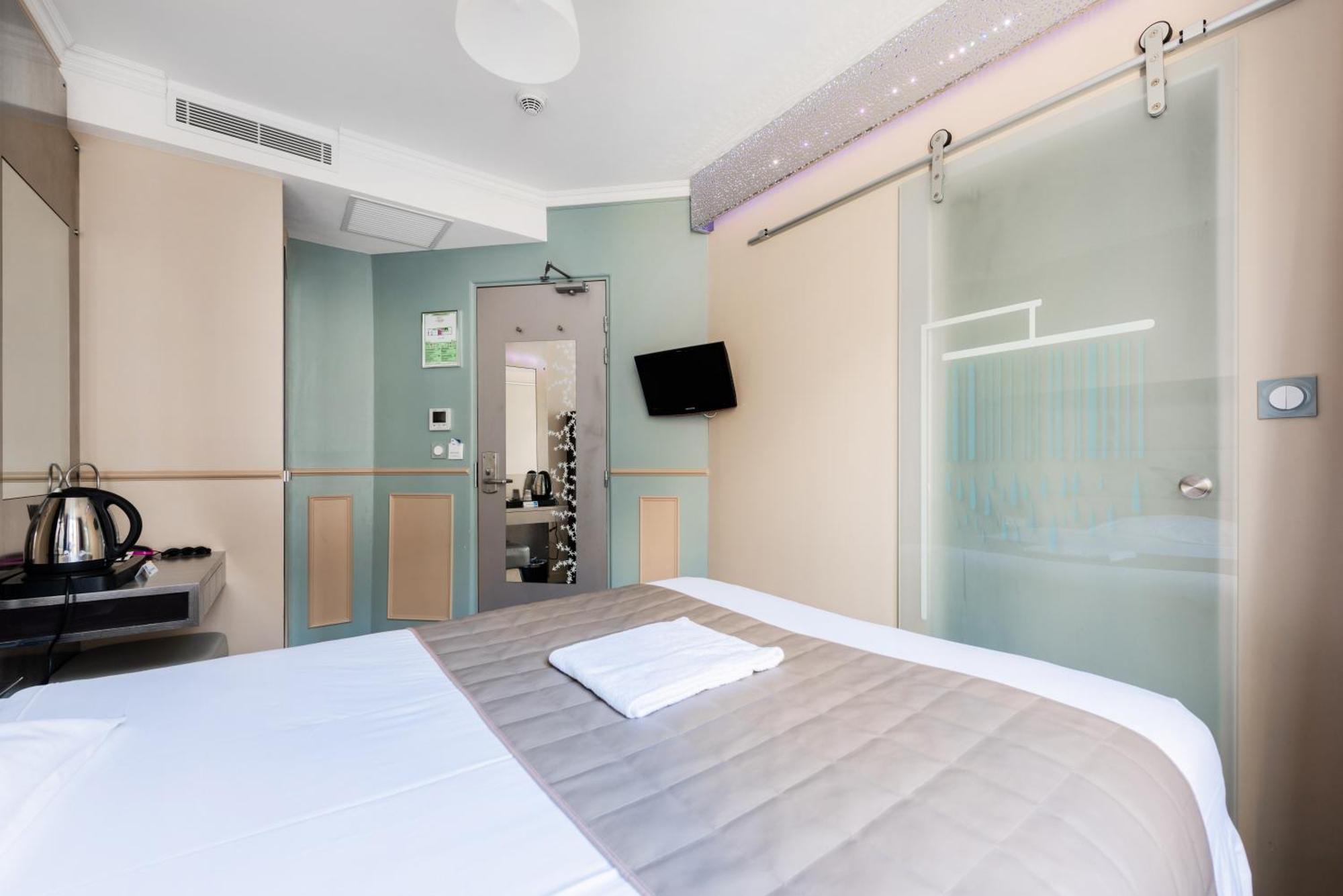 District Republique 2* Paris