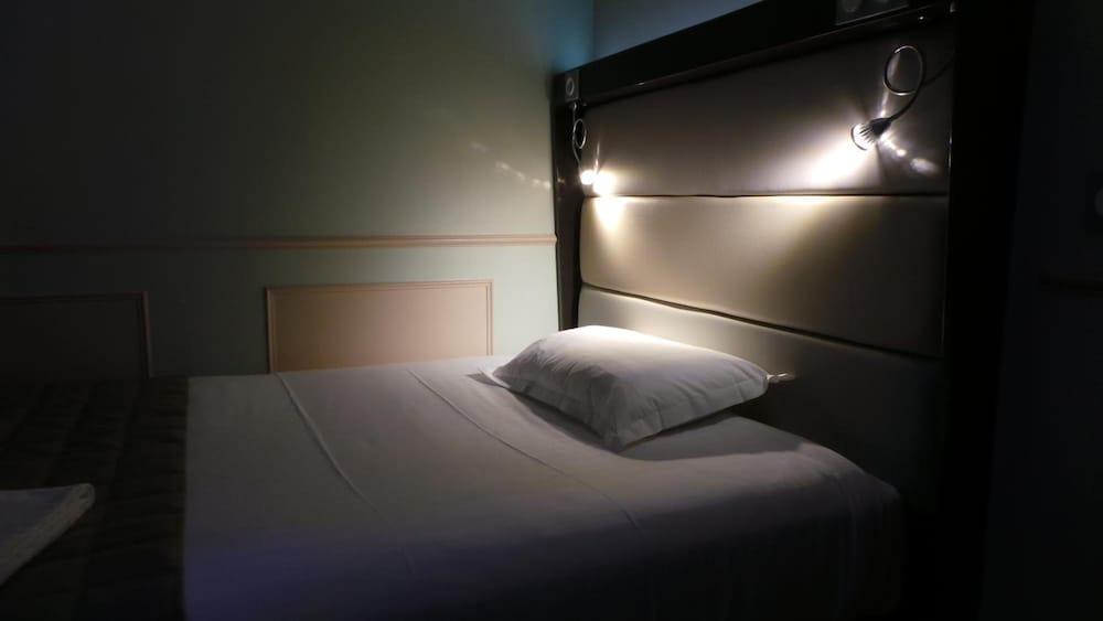 District Republique 2* Paris