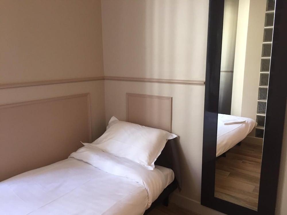 Hotel District Republique 2*